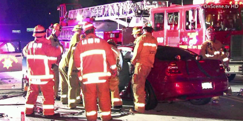 Bomberos acuden a ayudar a las víctimas del accidente en cadena de la autopista 605.
