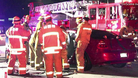 Bomberos acuden a ayudar a las víctimas del accidente en cadena de la autopista 605.