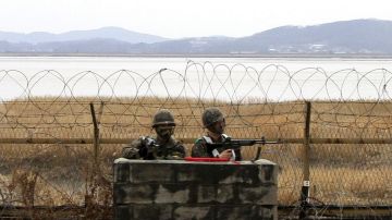 Soldados coreaos vigilan la frontera.