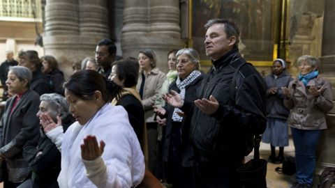 Miles de fieles se dirigen al lugar en el que Cristo fue sepultado.