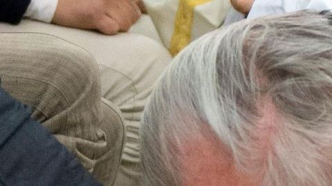 El Papa lavó y besó los pies a doce jóvenes presos durante la misa del Jueves Santo que ofreció en una cárcel.