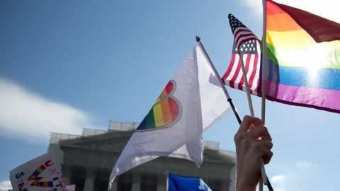 Manifestantes a favor y en contra de los matrimonios gay se mantuvieron ante la Corte Suprema mientras se hac'ian las audiencias sobre el asunto.