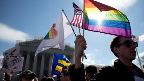 Manifestantes a favor y en contra de los matrimonios gay se mantuvieron ante la Corte Suprema mientras se hac'ian las audiencias sobre el asunto.
