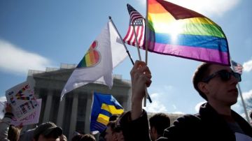 Manifestantes a favor y en contra de los matrimonios gay se mantuvieron ante la Corte Suprema mientras se hac'ian las audiencias sobre el asunto.