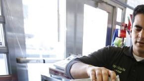 El mexicano José Torres (izquierda)  junto a su hermano Emmanuel, en el negocio de ambos "Lupito's Juicy Bar" en Chicago, Illinois. Emprendedores como éstos se espera que digan presente en el evento.