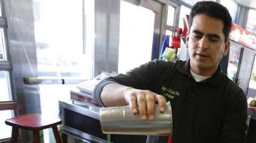 El mexicano José Torres (izquierda)  junto a su hermano Emmanuel, en el negocio de ambos "Lupito's Juicy Bar" en Chicago, Illinois. Emprendedores como éstos se espera que digan presente en el evento.