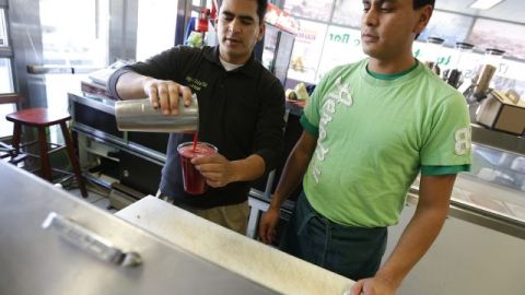 El mexicano José Torres (izquierda) junto a su hermano Emmanuel, en el negocio de ambos "Lupito's Juicy Bar" en Chicago, Illinois. Emprendedores como éstos se espera que digan presente en el evento.