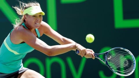 La rusa Maria Sharapova regresa una bola a la serbia Jelena Jankovic, en el duelo de semifinales disputado ayer en Miami.