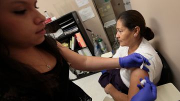 Una paciente recibe una vacuna contra la gripe. Gracias a la reforma de salud, el gobierno  ha destinado fondos para centros de salud comunitarios.