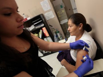 Una paciente recibe una vacuna contra la gripe. Gracias a la reforma de salud, el gobierno  ha destinado fondos para centros de salud comunitarios.