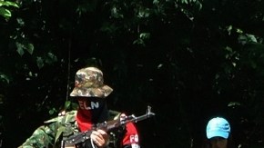 El ELN es  la segunda guerrilla de Colombia  tras las FARC, y cuenta en sus filas con entre 1,500 y 2,500 combatientes.