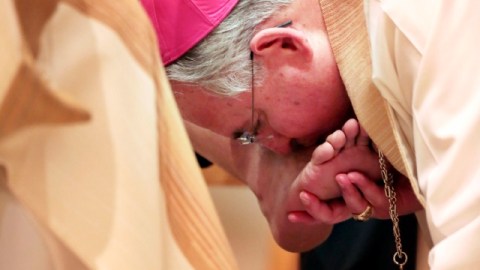 El arzobispo Gómez hace el tradicional lavado de pies en la misa del Jueves Santo en la Catedral.