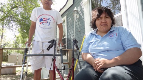 Raymundo Mendoza (izq.) y Martha Leticia Salgado batallan´para cubrir sus costos médicos. Una expansión de Medicaid en Texas los beneficíaría significativamente.