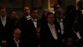 Postrado sobre el piso, el Papa Francisco realiza la adoración del Viernes Santo.