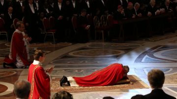 Postrado sobre el piso, el Papa Francisco realiza la adoración del Viernes Santo.