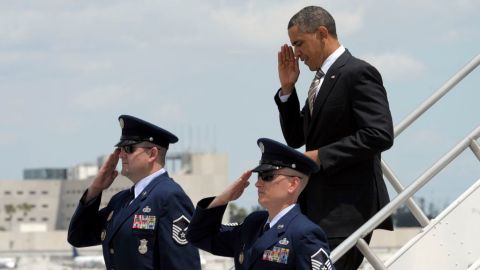 El presidente Barack Obama al llegar hoy a Miami, Florida, donde no se pronunció sobre la amenaza latente de Corea del Norte.