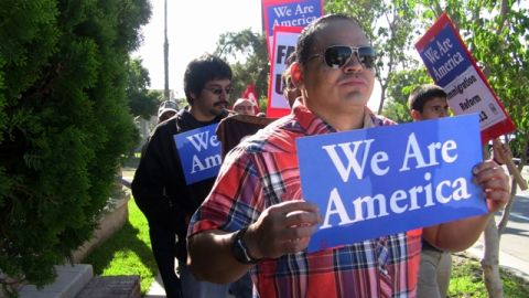 Varios inmigrantes en una manifestación en Los Angeles en reclamo a la aprobación de la reforma migratoria.