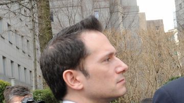 Michael Steinberg (derecha) sale de una corte federal en Manhattan.