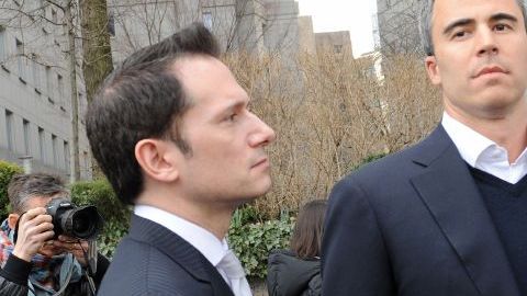 Michael Steinberg (derecha) sale de una corte federal en Manhattan.
