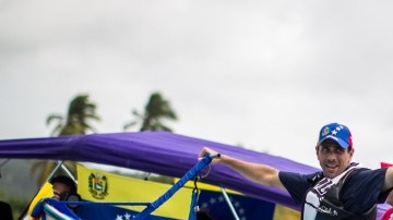 El candidato presidencial de la oposición venezolana, Henrique Capriles, saluda a los bañistas ayer, en el Parque Nacional Morrocoy.