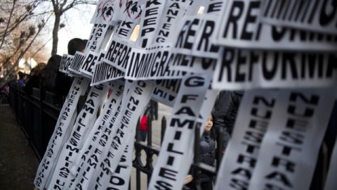 Carteles con la forma de crucifijos exigen la reforma migratoria, ayer, Viernes Santo, en Chicago.
