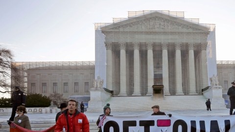 Activistas y gente común de ambos lados de la controversia sobre el matrimonio gay estuvieron protestando frente al Tribunal Supremo en Washington, D.C.