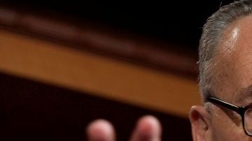 El acuerdo sobre trabajadores temporales que obstaculizaba el avance del proyecto de ley migratoria fue alcanzado  entre Richard Trumka, director de la central sindical AFL-CIO; Tom Donohue, que encabeza la Cámara de Comercio, y el senador demócrata Chuck Schumer, en la foto.