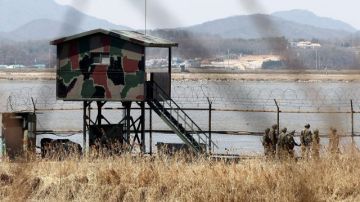 Soldados surcoreanos patrullan cerca de la Zona Desmilitarizada en Imjingak, en la provincia de Gyeonggi-do, Corea del Sur.