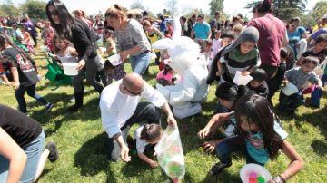 Más de dos mil niños se calcula que asistieron a la celebración con el conejo de Pascua en el parque Roosevelt.