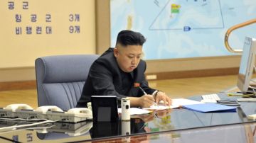 Kim Jong-un,  en la madrugada del viernes, en un lugar indeterminado, cuando ordenó tener preparados sus misiles para atacar en 'cualquier momento' intereses de EEUU y Corea del Sur.