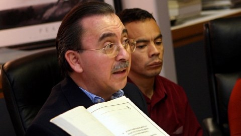 Byron Vásquez, de la Casa de la Cultura  Guatemalteca critica el cierre del Consulado de Guatemala en LA. (archivo/La Opinión)