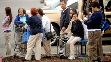 Trabajadores de Walmart reunidos ayer frente a la tienda de San José después de que un individuo chocara contra el establecimiento, se bajara de su vehículo e  hiriera a cuatro personas.