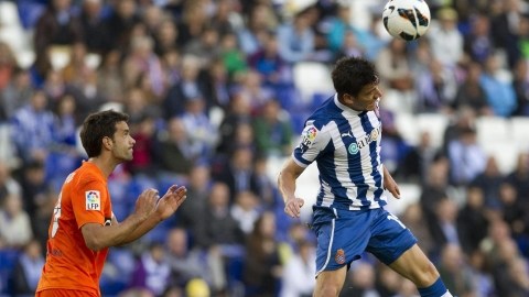 Héctor Moreno (centro), de Espanyol, rechaza la ofensiva de Real Sociedad, durante el partido de ayer en Barcelona.
