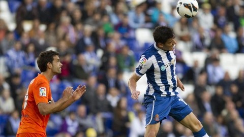 Héctor Moreno (centro), de Espanyol, rechaza la ofensiva de Real Sociedad, durante el partido de ayer en Barcelona.