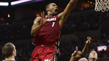 Chris Bosh logra anotar en el triunfo de Miami Heat.