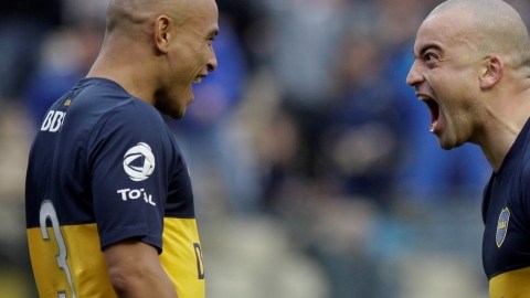 Santiago Silva (der.) festeja su gol  con el que Boca Juniors empató 1-1 con Independiente de Avellaneda.