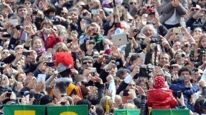 El Papa Francisco saluda desde el papamóvil tras finalizar la misa del Domingo de Pascua en Ciudad del Vaticano.