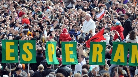 El Papa Francisco saluda desde el papamóvil tras finalizar la misa del Domingo de Pascua en Ciudad del Vaticano.