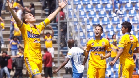 Los jugadores de Tigres de la UANL  celebran su agónica victoria de 2-1 sobre el Puebla en la 12da  fecha de la Liga MX.