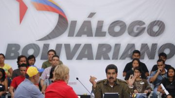 El candidato del chavismo a las elecciones presidenciales en Venezuela y presidente encargado del país, Nicolás Maduro (c), participa hoy durante una actividad con jóvenes en el centro de Caracas.