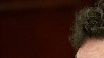 James Holmes junto a su abogada Tamara Brady.