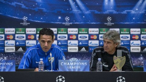 Manuel Pellegrini y el defensa brasileño Weligton Pena, en conferencia de prensa