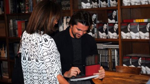 "Persiguiendo el sol", libro autobiográfico de Juanes, salió a la venta en español e inglés.