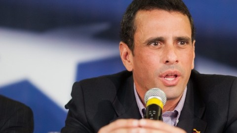 El candidato a la presidencia de Venezuela, el opositor Henrique Capriles, habla  a medios internacionales, ayer.