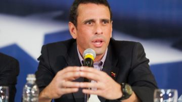 El candidato a la presidencia de Venezuela, el opositor Henrique Capriles, habla  a medios internacionales, ayer.