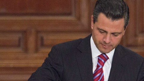El presidente de México, Enrique Peña Nieto, mientras suscribía ayer  una nueva Ley de Amparo, en el Palacio Nacional. Esta ley intenta poner en atención al 'ser humano'.
