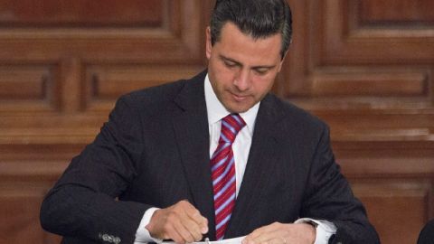El presidente de México, Enrique Peña Nieto, mientras suscribía ayer  una nueva Ley de Amparo, en el Palacio Nacional. Esta ley intenta poner en atención al 'ser humano'.
