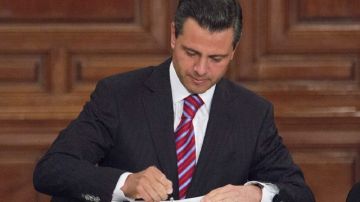 El presidente de México, Enrique Peña Nieto, mientras suscribía ayer  una nueva Ley de Amparo, en el Palacio Nacional. Esta ley intenta poner en atención al 'ser humano'.