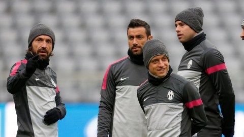 Andrea Pirlo (izq.), encabeza la práctica de la Juventus, que hoy juega el partido de ida de cuartos de final en casa del Byern de Munich.