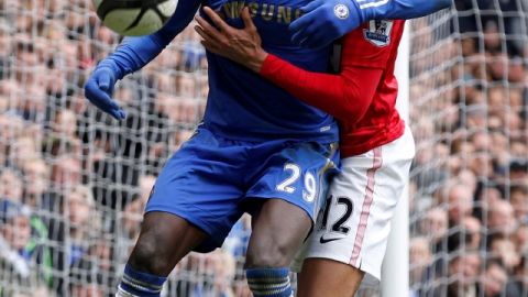 Demba Ba (29), autor del gol de la victoria, aguanta la marcación de  Chris Smalling   de los 'Diablos Rojos'.